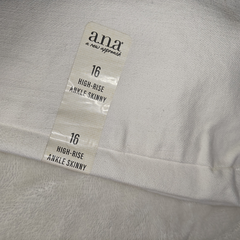 a.n.a White High-Rise Button-Fly Women’s Jeans - Picture 5 of 7